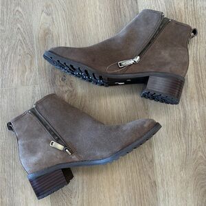 Blonde Sawyer Waterproof Bootie, size 8